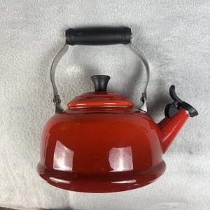 Le Creuset Bollitore Smaltato su Acciaio Fischietto 1,7Qt (1,6L) Tè Cerise Rosso Ciliegia - Foto 1 di 8