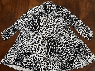 Top tejido oscilante manga lengüeta estampado animal blanco y negro BCBG para mujer Foto 1 de 4