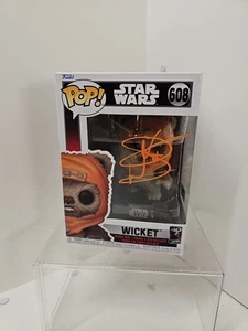 Funko POP Star Wars 7BAP #290 Wicket firmato da Warwick Davis (L) - Foto 1 di 9