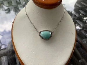 CONJUNTO DE COLGANTE LARIMAR FACETADO RODEADO DE DIAMANTES EN PLATA ESTERLINA CON CADENA - Imagen 1 de 6