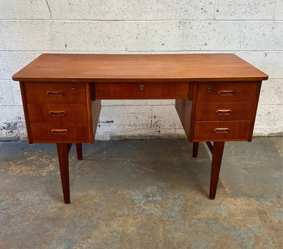 Escritorio independiente de teca danés MCM vintage años 60 Foto 1 de 4