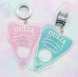  OUIJA BOARD BOARD OHRSTECKER  PASTELL TUNNELLEHRE HEXE DANGLE GOTH SÜSS - Bild 1 von 4