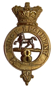 INSIGNIAS DE GORRA MILITAR BRITÁNICA, The 8th King's Regiment of Foot Bi-Metal 1874-1881 - Imagen 1 de 2