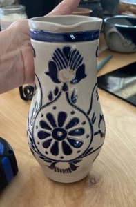 Jarra/jarrón de cerámica pesada de esmalte salino de 7,75"", gris, grabado con azul cobalto - Imagen 1 de 7