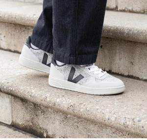 Women’s size 8 cotton & suede Veja V-10 Flannel Snow Black trainers - Picture 1 of 7