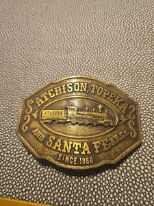 VINTAGE 1970er **ATCHISON, TOPEKA** EISENBAHN ZUG MESSING HERREN GÜRTELSCHNALLE #2416 - Bild 1 von 2