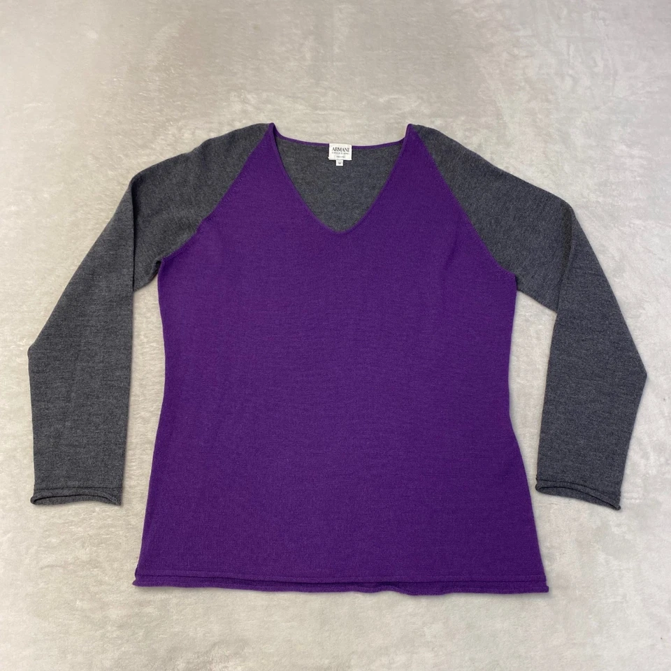 Blusa suéter de malha Armani Collezioni gola V cinza roxo manga longa feita na Itália - Imagem 1 de 4