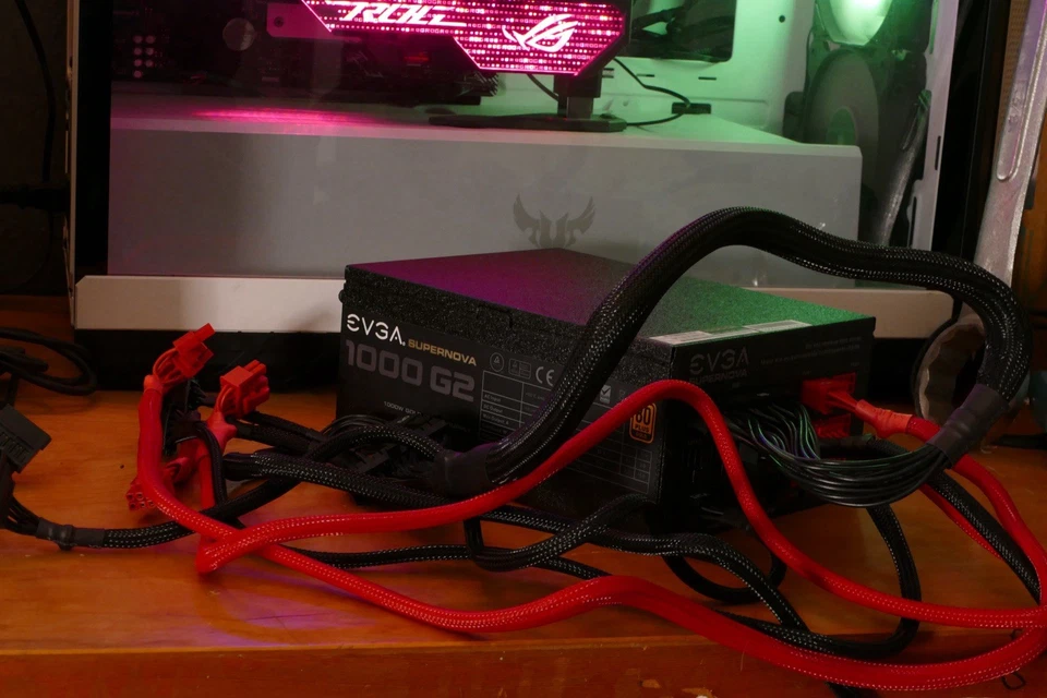 Fuente de alimentación totalmente modular EVGA Supernova 1000 G2 80 Plus Gold 1000W Foto 1 de 2