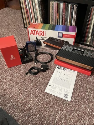 Atari 2600+ Plus 视频游戏机捆绑出售物品 开箱状况  — 第 1/4 张图片