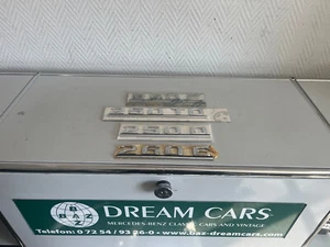 NEU NOS Mercedes 220E 250D 260E W124 Typenzeichen Typenschild Emblem Badge OEM - Picture 1 of 4