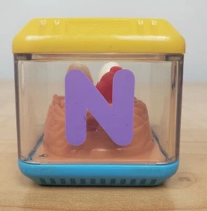 Alfabeto Lettera N NEST Fisher Price PEEK A BOO BLOCK - Foto 1 di 7
