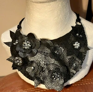 LATZKETTE; schwarzes Kunstschlangenleder; Applikation und Perlen Blumen. Handarbeit - Bild 1 von 5