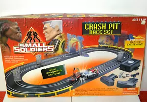 1998 Small Soldiers Crash Pit 1:43 Scale Slot Car Race Set Kenner Dreamworks - Picture 1 of 9