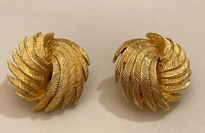 Vintage MCM Signed Lisner Spiral Goldtone Clip On Earrings Palm Leaf Etched Cut - Imagen 1 de 10