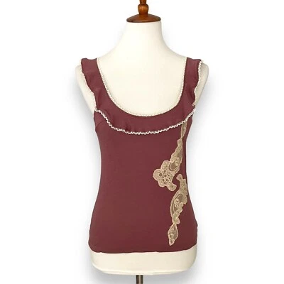 Regata Moth marrom vermelha babado gola redonda detalhe de renda fina tamanho P - Imagem 1 de 4