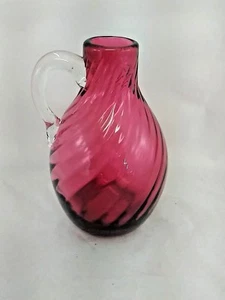 Pilgrim Cranberry mundgeblasen Kunstglas Swirl kleiner Krug 5 3/4 hoch klarer Griff - Bild 1 von 6