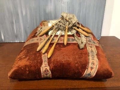 ANCIEN CARREAU DE DENTELLIÈRE AVEC  FUSEAUX EN BOIS - Photo 1/4