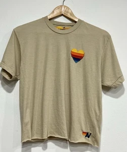 Camiseta Aviator Nation Rainbow Heart Stitch 5 Novio Arena Mediana Usada en Excelente Condición - Imagen 1 de 8