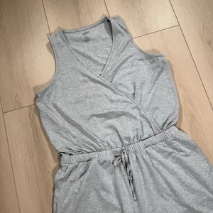 Girlfriend Collective Coyote Reset Wrap grau Strampler Gr. L recycelte Polymischung - Bild 1 von 7