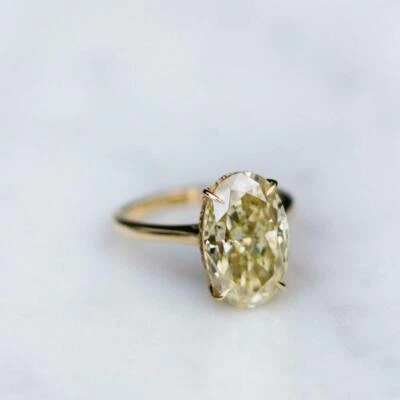 Alianza de compromiso de diamantes simulados de corte ovalado de 5,0 quilates enchapada en oro amarillo de 14 quilates Foto 1 de 4