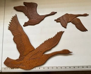 Juego de 3 gansos voladores finos/planos de madera vintage para colgar en la pared. Tallado detallado - Imagen 1 de 8