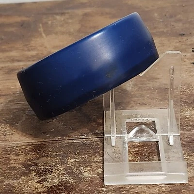 Темно-синий пластиковый акриловый толстый браслет из люцита - Изображение 1 из 4