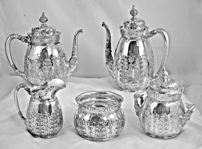 Juego de té y café de plata esterlina A Tiffany & Co., hoja turca Isnik Saz, años 1870 Foto 1 de 4