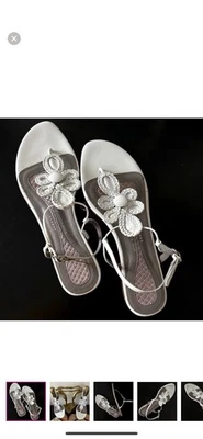 Sandalias planas Anya Hindmarch de cuero blanco Foto 1 de 4