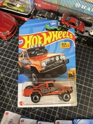 2023 风火轮 73 吉普 J10 橙色卡车 196/250 Baja Blazers 1: 64 压铸汽车 — 第 1/4 张图片