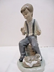 Lladro Nao Daisa 1987 España Niño Sentado con Cachorro Porcelana Estatuilla De Colección - Imagen 1 de 9