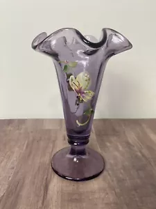 Jarrón trompeta Fenton amatista con volantes 7” con mariposas y flores pintadas a mano - Imagen 1 de 7