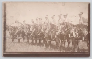Postkarte RPPC berittene Zeremoniengruppe - Männer zu Pferd - Tuniken gefiederte Hüte - Bild 1 von 5