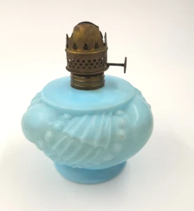 1890er BLAUE SATINIERTE GLAS MINIATUR PERLEN DRAPIERUNG ÖLLAMPE KOMMODE LICHT - SELTEN - Bild 1 von 7