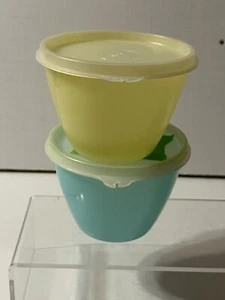 Set 2 ciotole e coperchi frigorifero vintage Tupperware #148 blu giallo snack - Foto 1 di 5