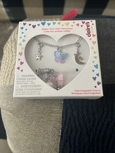 Kit de collar hágalo usted mismo Claire’s Club - Caja en forma de corazón - Dijes intercambiables - Imagen 1 de 3