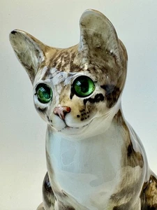 Sitzende Winstanley Tabby Katze mit weißer Brust & grünen Augen Größe 4 signiert - Bild 1 von 18