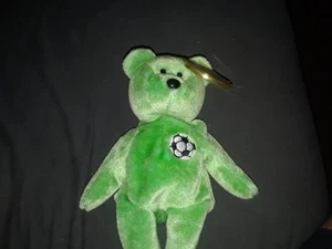 Orso calcio "Ty" Beanie originale bambino 'Kicks' nuovo con etichette con errori ~ DOB 16 agosto 1998 - Foto 1 di 3