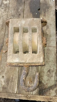 Ancienne Poulie En Bois et crochet Fer  outils anciens collection vintage - Photo 1/4