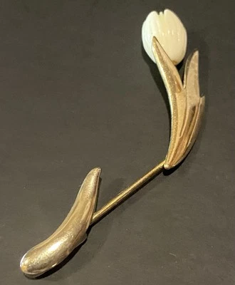 Prendedor de solapa Avon flor de tulipán tallo largo floral revestido de oro blanco lucite Foto 1 de 4