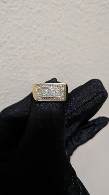 Anillo rectangular de diamantes de oro amarillo de 14K  Foto 1 de 3