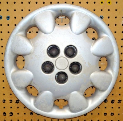 (1) Cubierta de rueda con tapacubos atornillable Dodge Plymouth 1998-99 4656376AC usada Foto 1 de 4