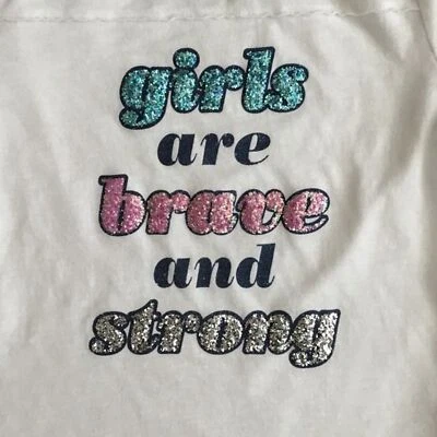 Camisa manga corta SO Kohl’s “Las niñas son valientes y fuertes” brillo talla 7/8 Foto 1 de 4