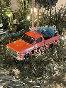 Hot Wheels Chevy 83 Silverado Squarebody (orange/camo) Weihnachtsschmuck mit Baum - Bild 1 von 3