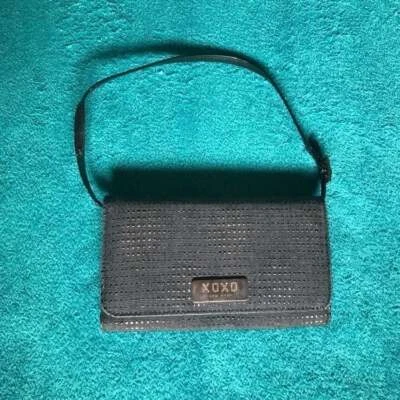 Bolso de mano XOXO New York con tachuelas a presión Foto 1 de 4