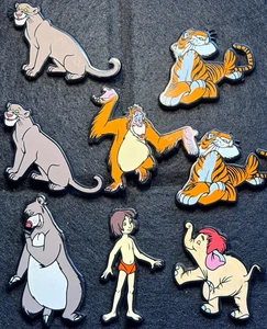 8 INSIGNIAS DE PLÁSTICO LIBRO DE LA SELVA DE DISNEY - MOWGLI, HATHI JR, BALOO, KING LOUIE - Imagen 1 de 9