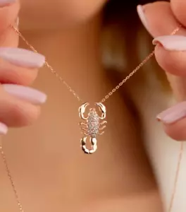 Ciondolo Scorpione Diamante 2Ct Taglio Tondo Creato in Laboratorio Argento Placcato Oro Giallo 14K - Foto 1 di 4