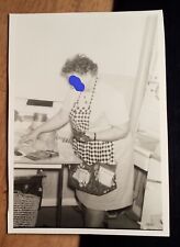 Frau mit Schürze in der Küche - ca. 1960er Jahre / Foto