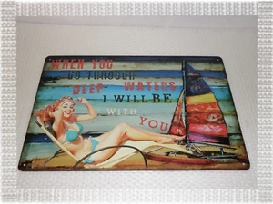 Plaque Publicitaire Vintage Métal Pin Up Plage 20 x 30 cm Neuve - Foto 1 di 1