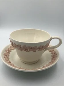 JUEGO DE CUÑA Y PLATILLO DE CUÑA ROSA EN RELIEVE SOBRE CREMA QUEEN'S - SIN MANCHAS NI ASTILLAS - Imagen 1 de 12