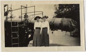 SCHLANKE TAILLIERTE DAMEN GROSSE HÜTE mit UNGLÜCKLICH UMMANTELTEN PHALLISCHEN KANONEN FREEUDIAN - Bild 1 von 1